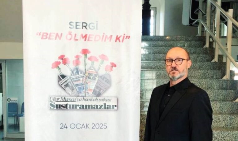 bakirkoyde-acilan-ben-kolay-olmem-adli-sergi-gazete-mansetlerinden-olusuyor-huzunlu-koleksiyon-yibNUDyu.jpg