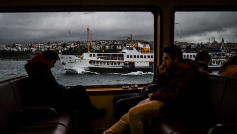 istanbul-valiligi-saat-verip-uyardi-istanbulda-firtinaya-dikkat-pHtMARxK.jpg