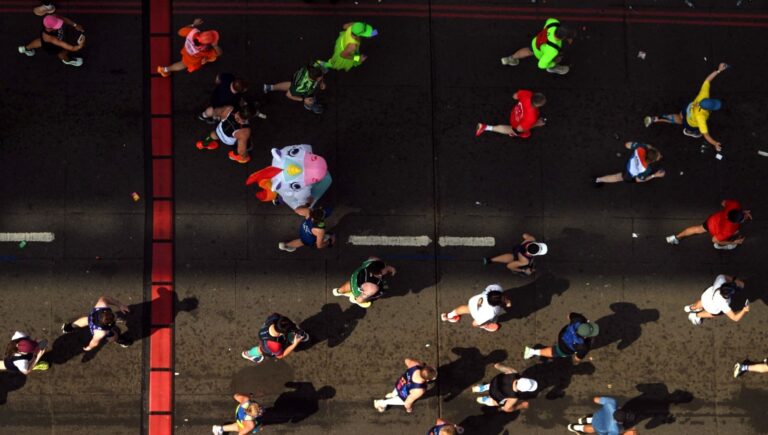 londra-maratonunda-israil-protestosu-parkura-atladilar-Xbw7lgAk.jpg