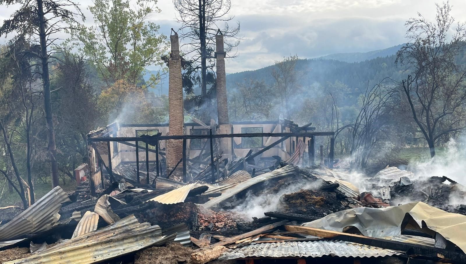 alevlere teslim olan ahsap ev kule dondu LX3yiZy1