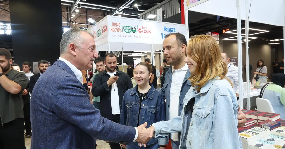 baskan buyukakindan kitap fuarina destek Lf9M3cNN