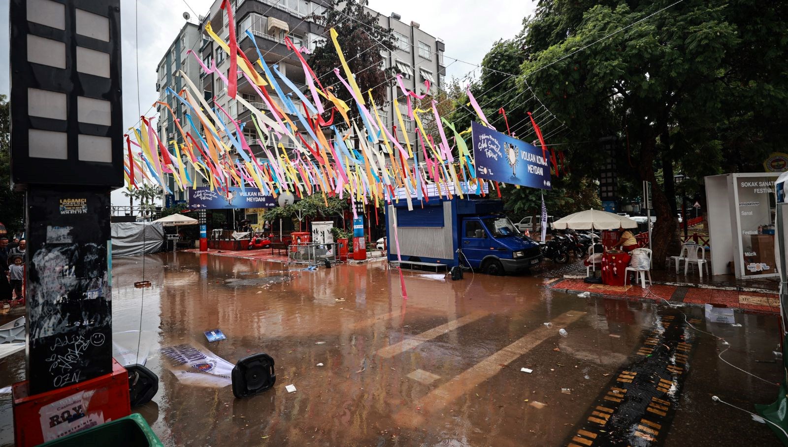 mersinde saganak agaclar devrildi yollar gole dondu Lz4WPpD6.jpg