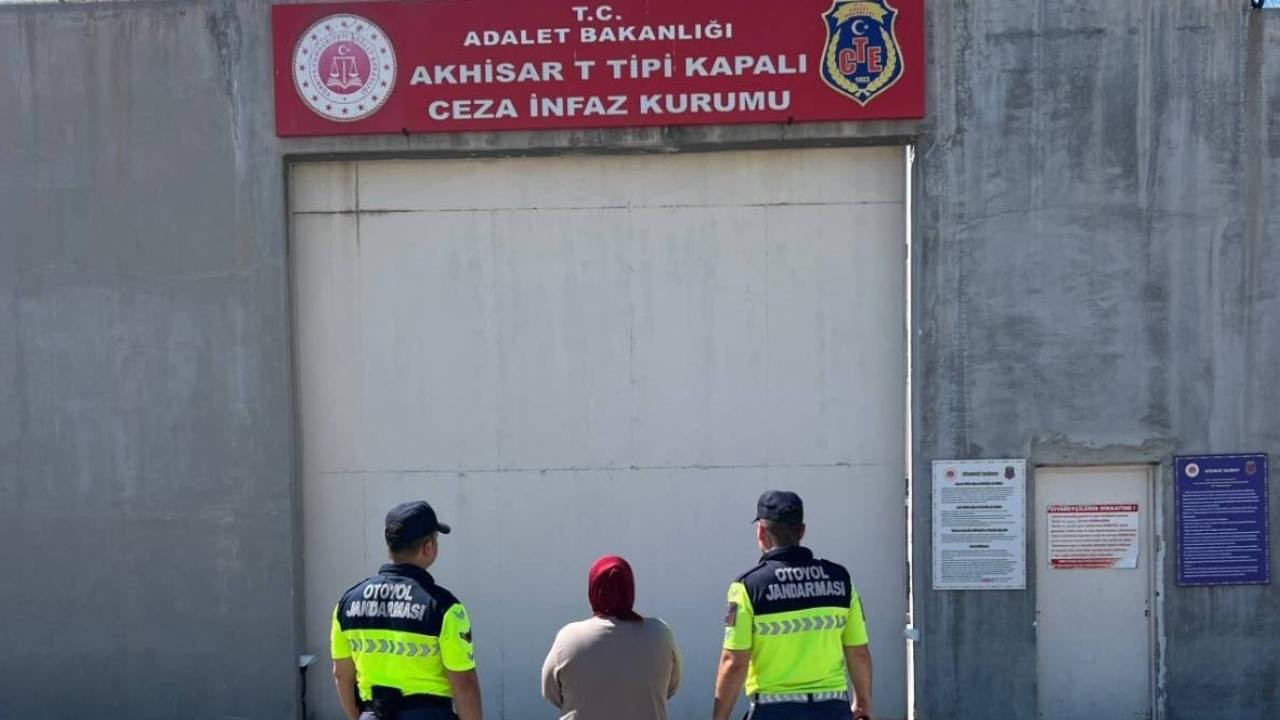 12 hirsizlik dosyasindan 37 yil hapis cezasi bulunan kadin yakalandi nexNqVkP
