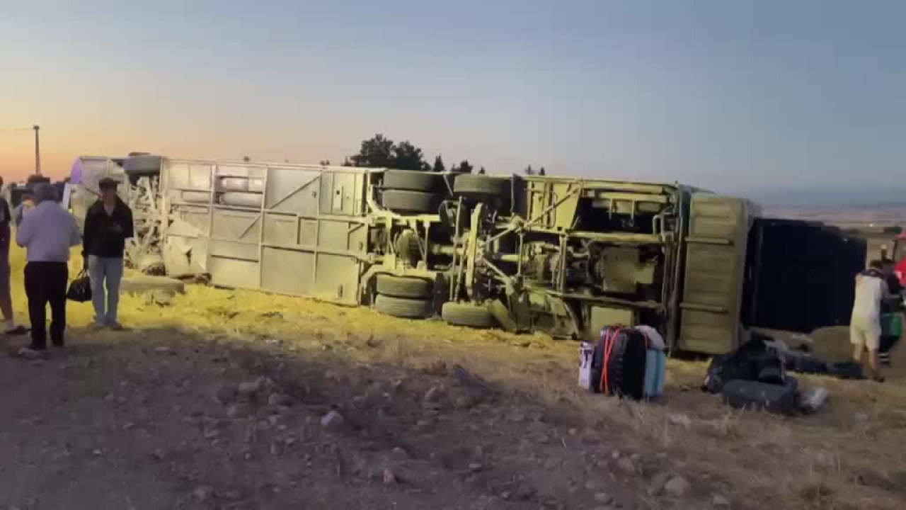 Amasyada yolcu otobusu devrildi 25 yarali gnI9hzdR