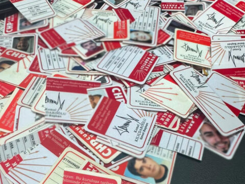 Ozelin yeni partisine gecmek icin chp ilcelerinin onunde istifa kuyrugu 7FSfIFji