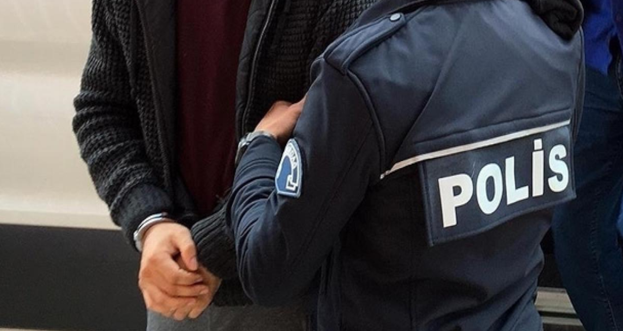 Parkta uyusturucu satarken yakalandi kVnf18Lp
